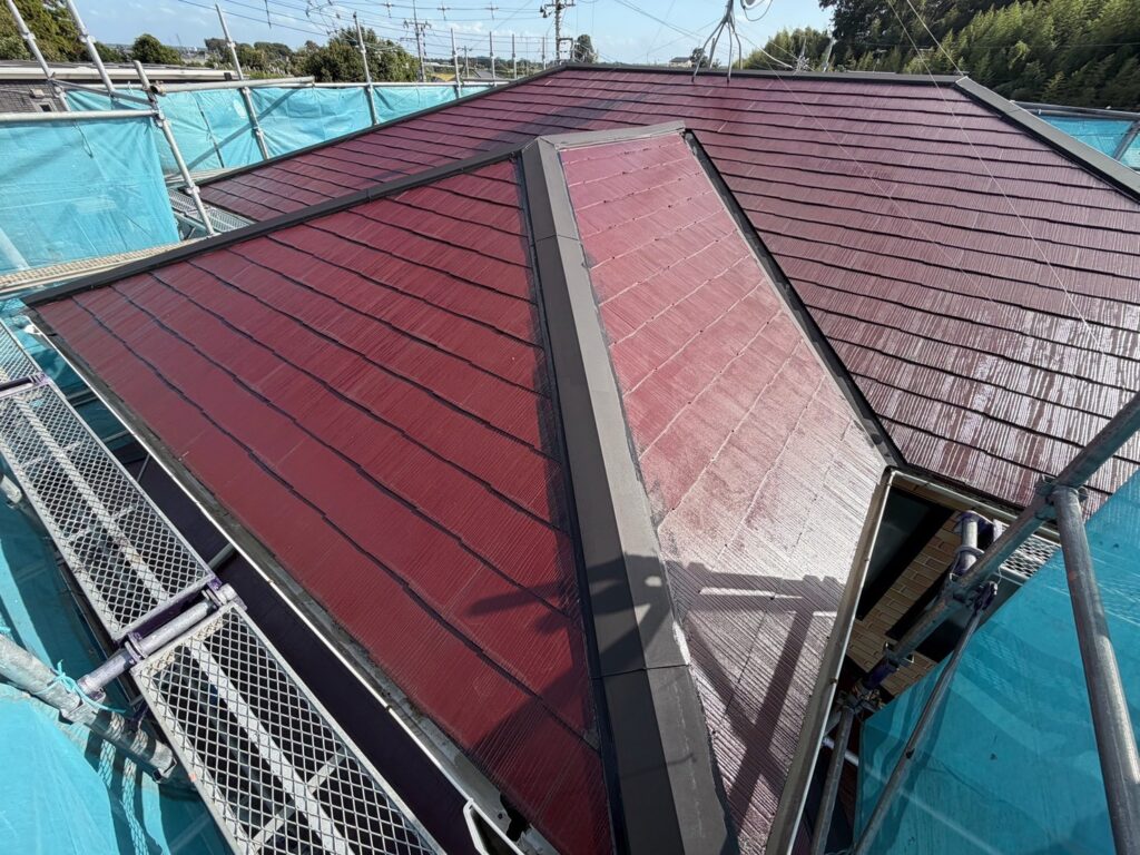 屋根下塗り（大屋根、完了）<br />
※ツヤツヤに仕上がっていますので下塗りがしっかりと効いています。